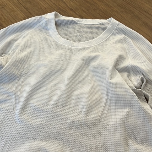 Lululemon Swiftly Tech Long Sleeve Crew
Heathered White, Sz 8 - Picture 10 of 13